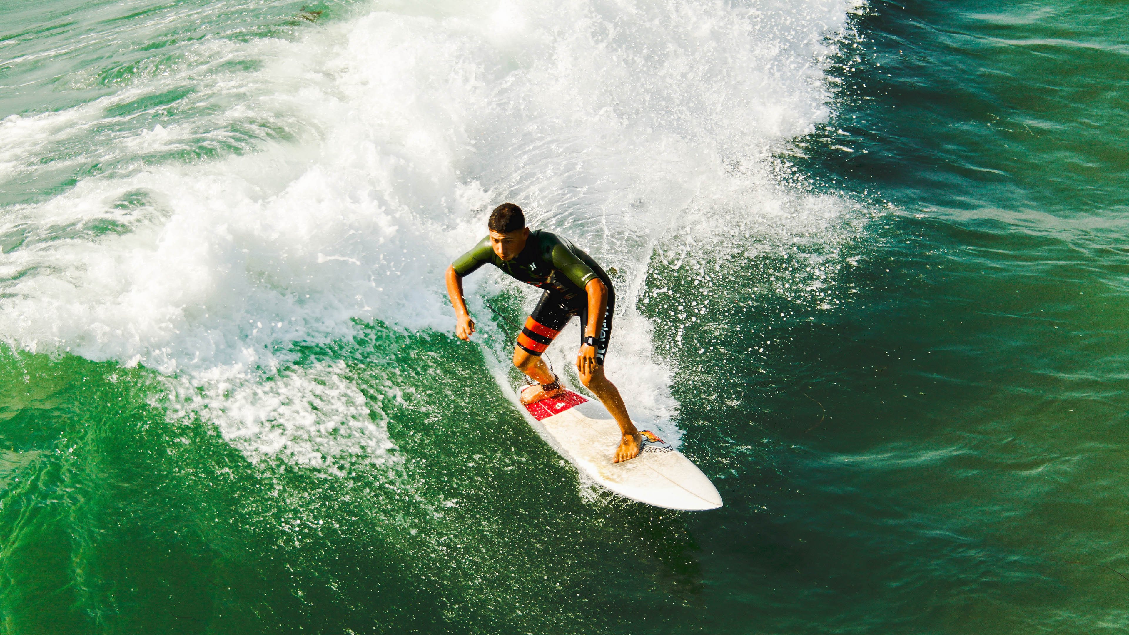 Faker回归赛场，绝杀首场状态亮眼，利物浦观众沸腾！